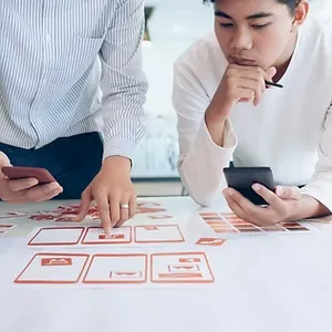 スマホでサイトを見ている様子