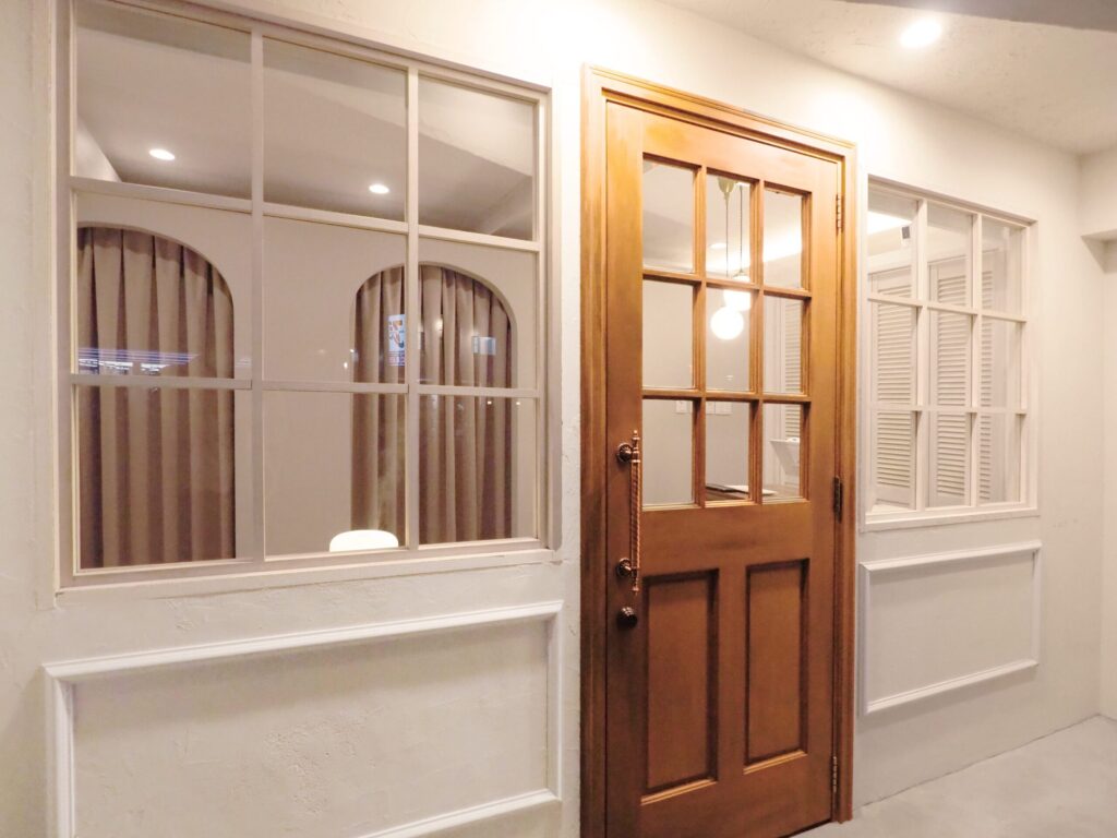 鍼灸整骨院の外観デザイン｜やわらかい印象の入口デザイン