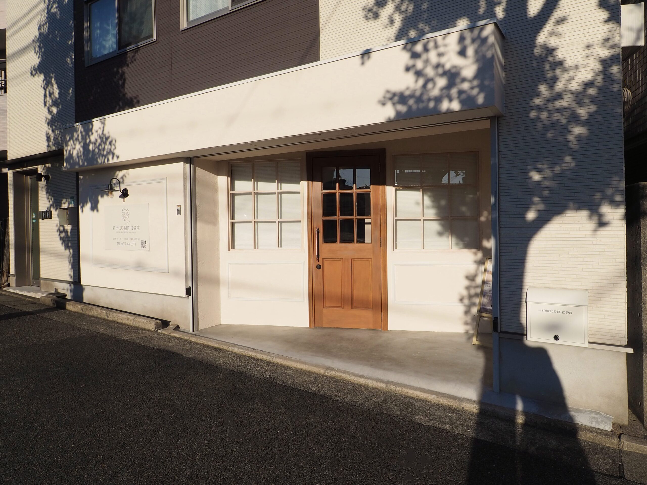 鍼灸整骨院の外観デザイン|韓国風ナチュラルなファサード