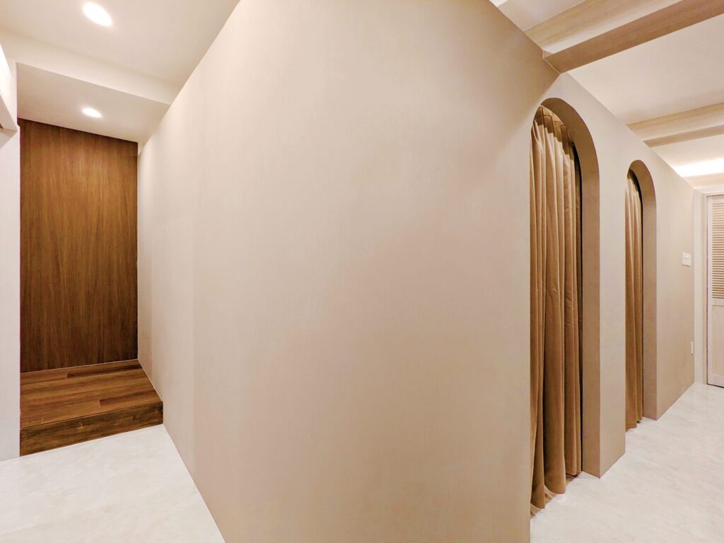 鍼灸整骨院の内装デザイン|韓国風ナチュラルな全体空間