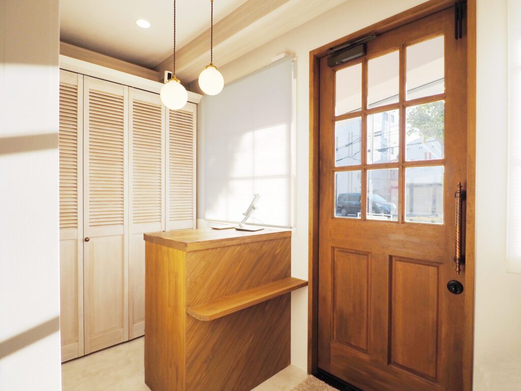 鍼灸整骨院の受付デザイン|シンプルで清潔感のある受付カウンター