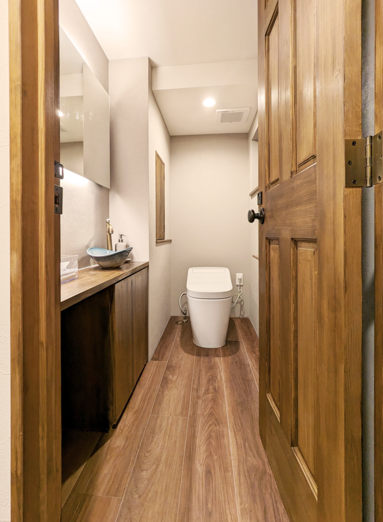 鍼灸整骨院のトイレデザイン|清潔感のあるシンプルな空間