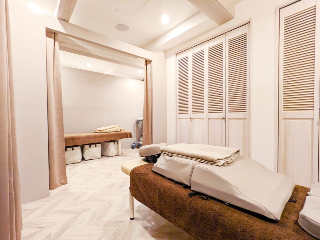 鍼灸整骨院の施術スペース|リラックスできるナチュラル空間
