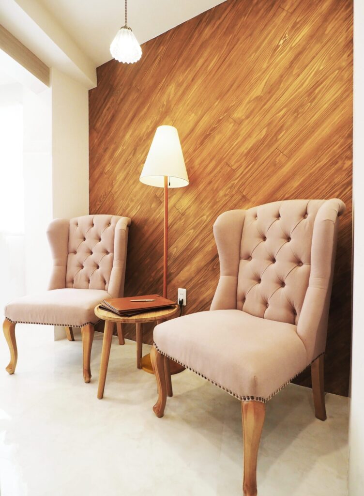 鍼灸整骨院の待合スペース|落ち着いた韓国風インテリア