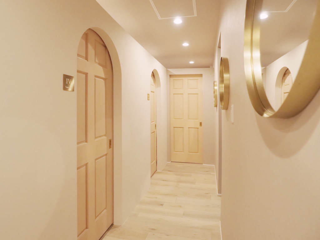 シェア鍼灸整骨院の内装デザイン｜アール壁が印象的な空間