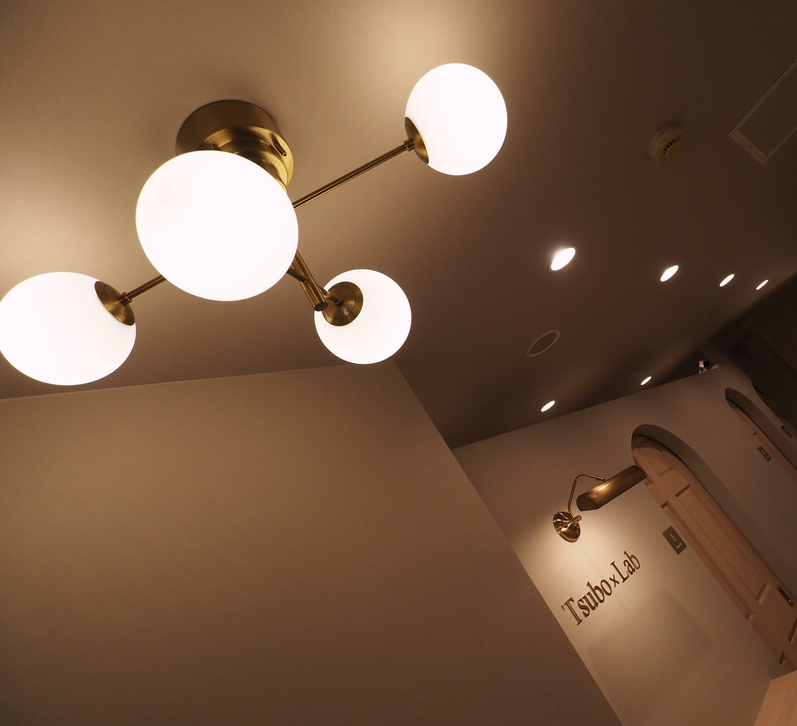 シェア鍼灸整骨院の内装デザイン｜アール壁が特徴のモダンフレンチ空間と照明デザイン