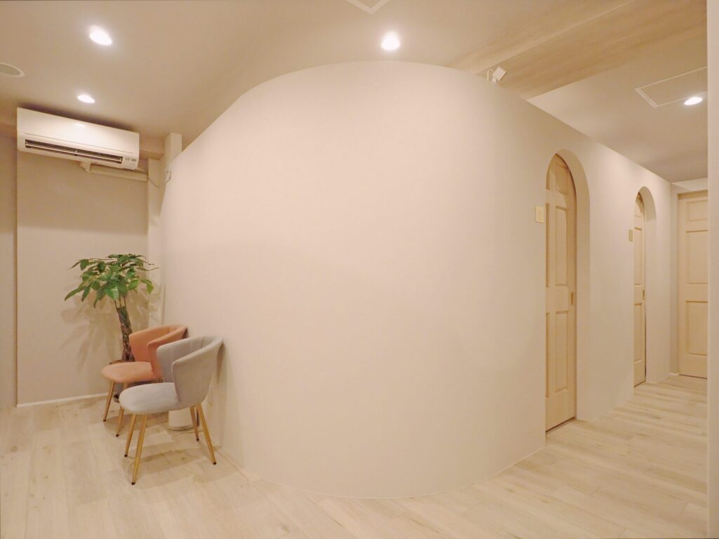 シェア鍼灸整骨院の内装デザイン｜アール壁が特徴のモダンフレンチ空間