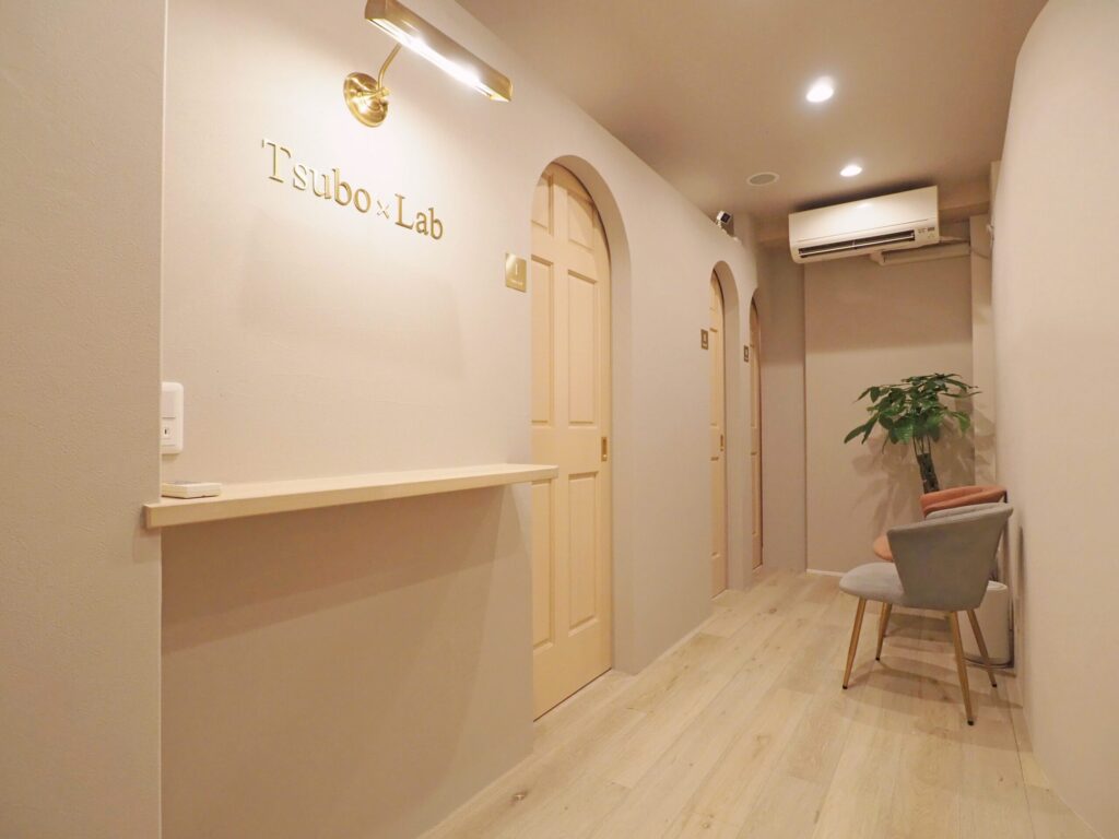 シェア鍼灸整骨院のレイアウト｜曲線を活かした空間設計