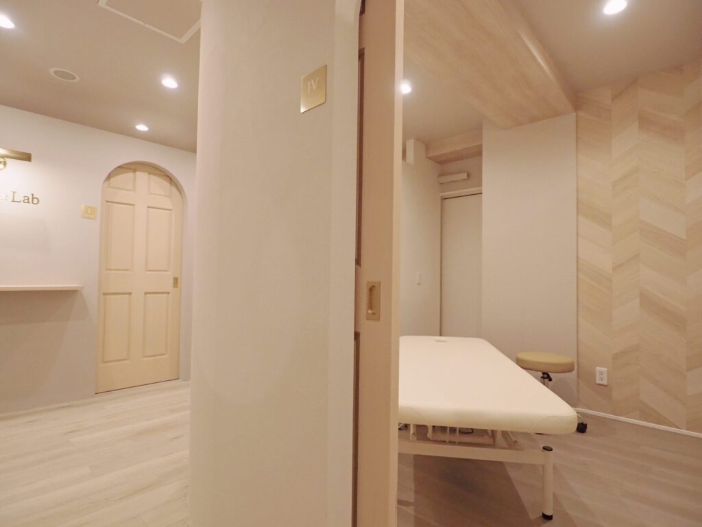 整骨院の施術室デザイン｜落ち着いたモダンフレンチの個室