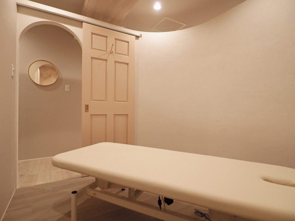 整骨院の施術室デザイン｜素材感を活かした個室空間