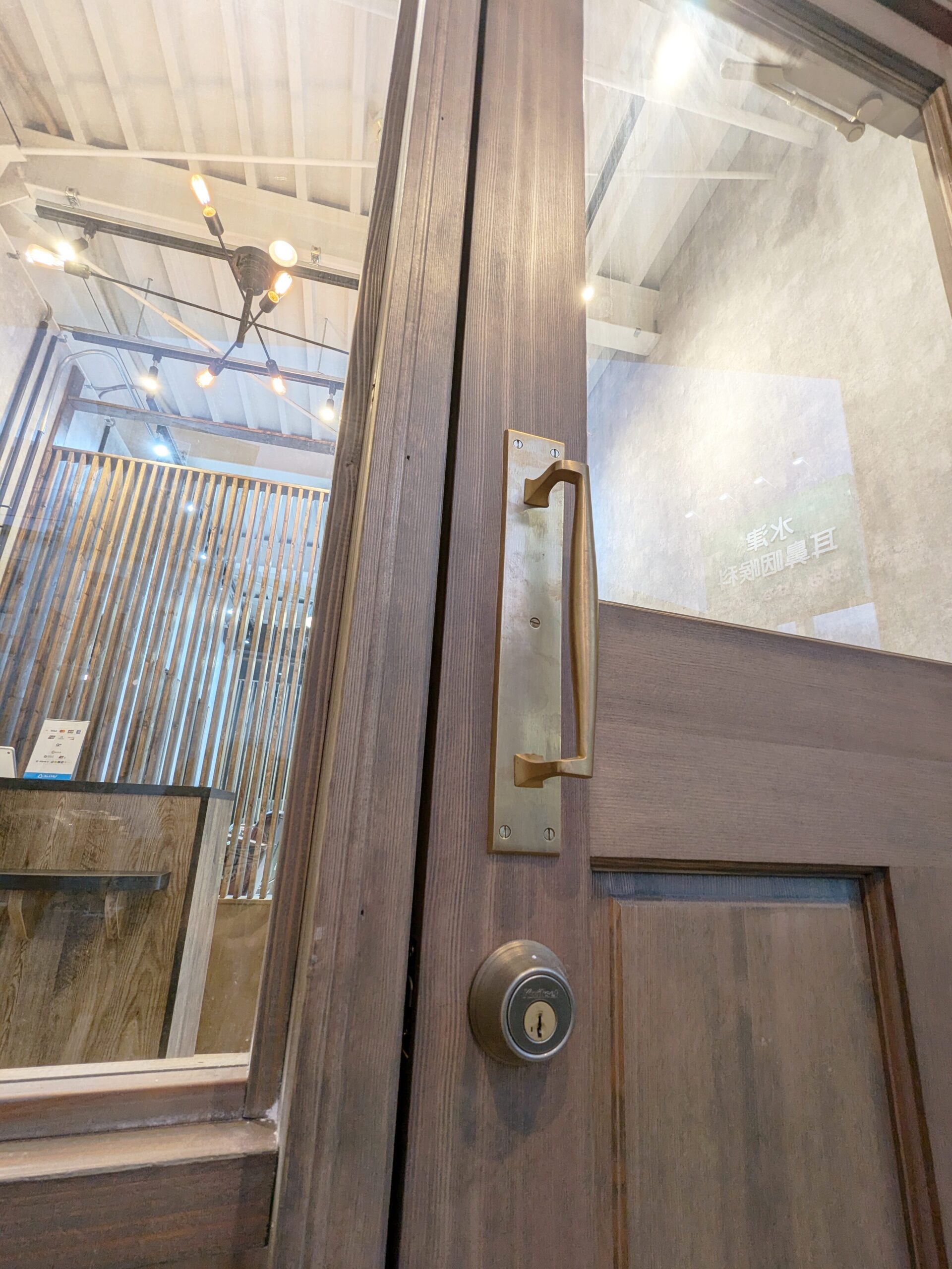 美容室のエントランスデザイン｜アイアンと古材を使った入口