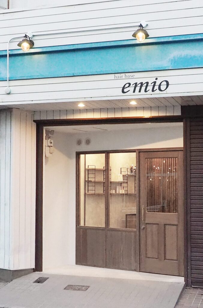 美容室の外観デザイン｜インダストリアルテイストのファサード