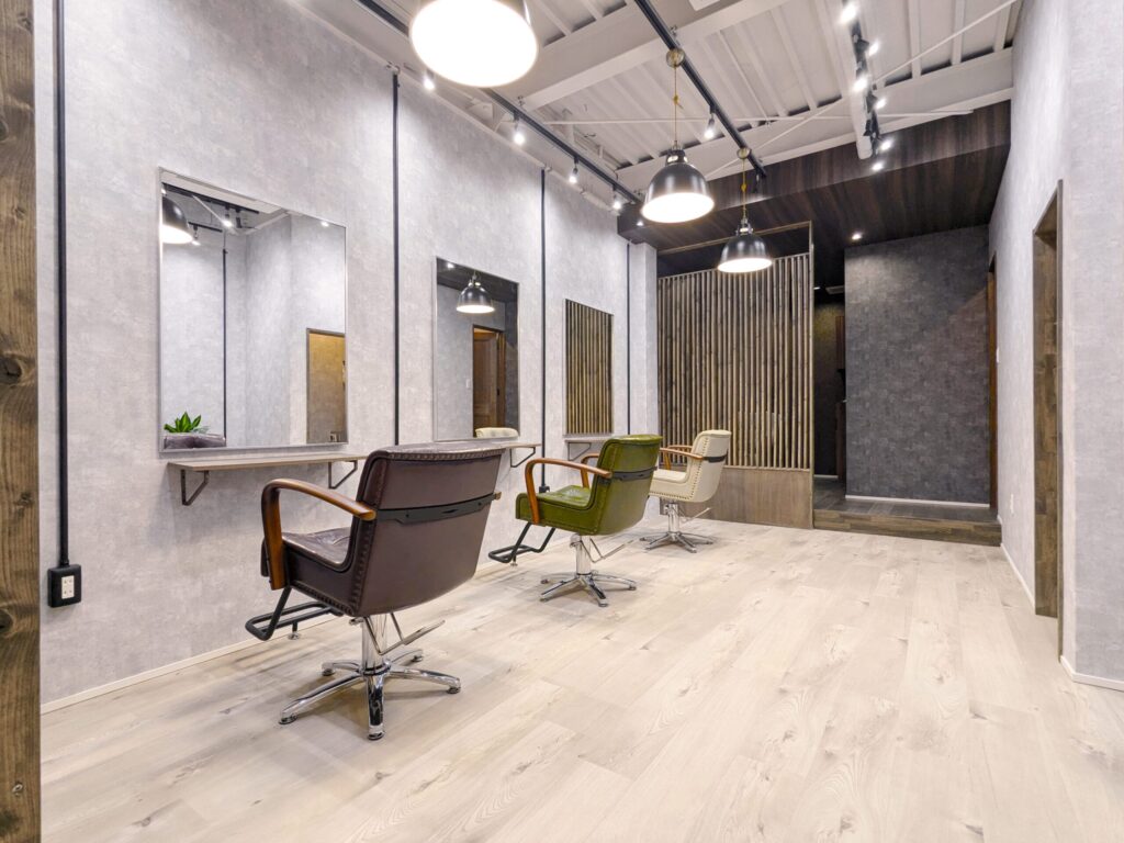 美容室の内装デザイン｜インダストリアルな雰囲気の全体空間