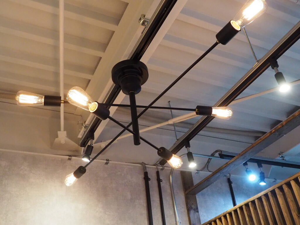 美容室の照明デザイン｜アイアンを使ったインダストリアル照明