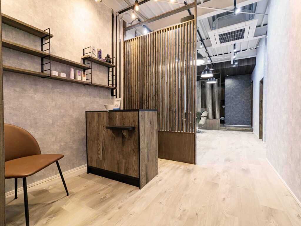 美容室の受付デザイン｜アイアンと古材風素材を組み合わせた受付