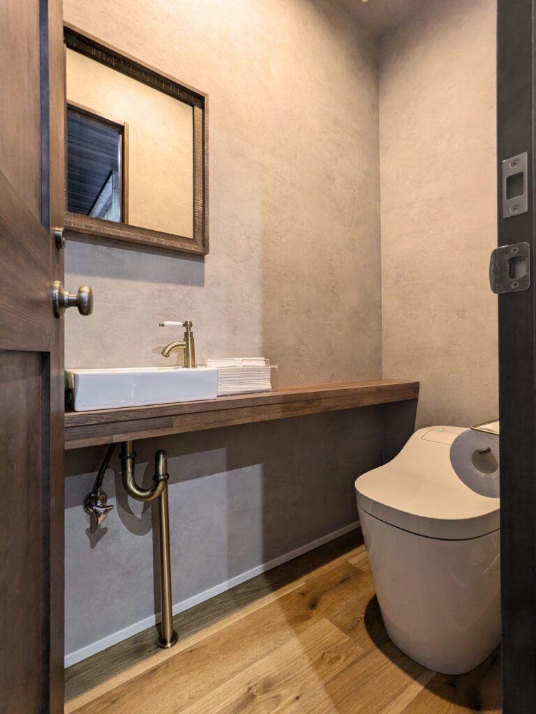 美容室のトイレデザイン｜無機質で落ち着いたインダストリアル空間