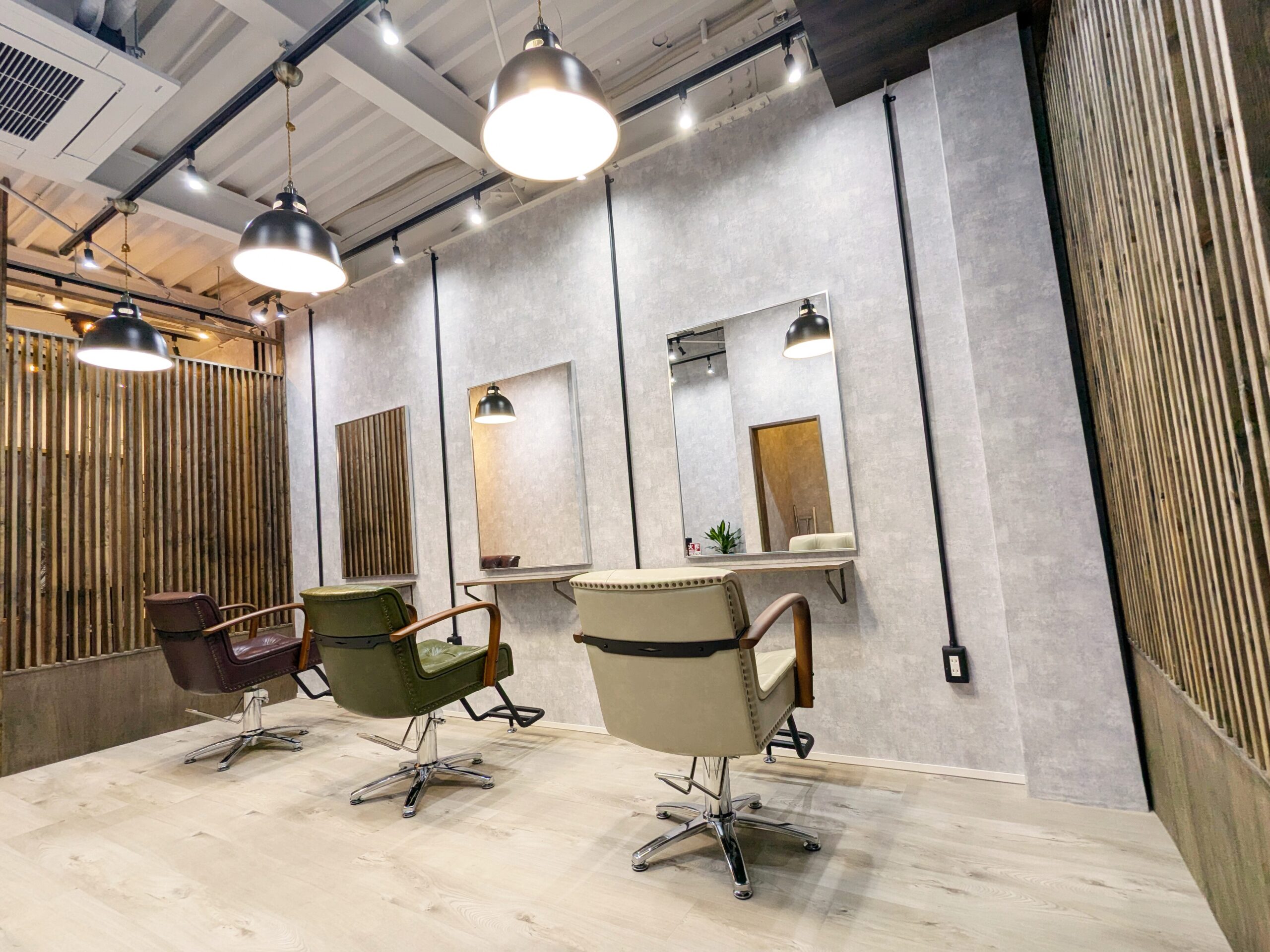 美容室のセット面デザイン｜アイアン素材を活かしたスタイリングエリア