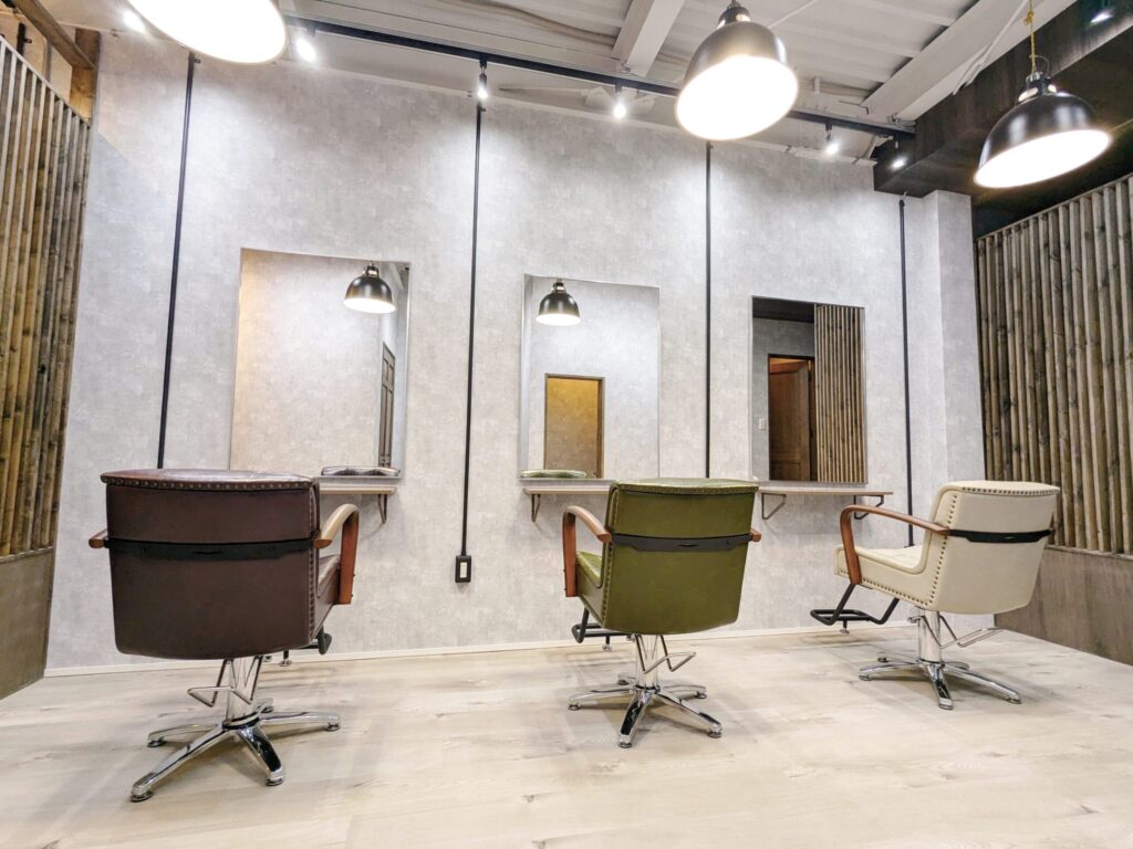 美容室のセット面デザイン｜古材風の質感を活かした空間