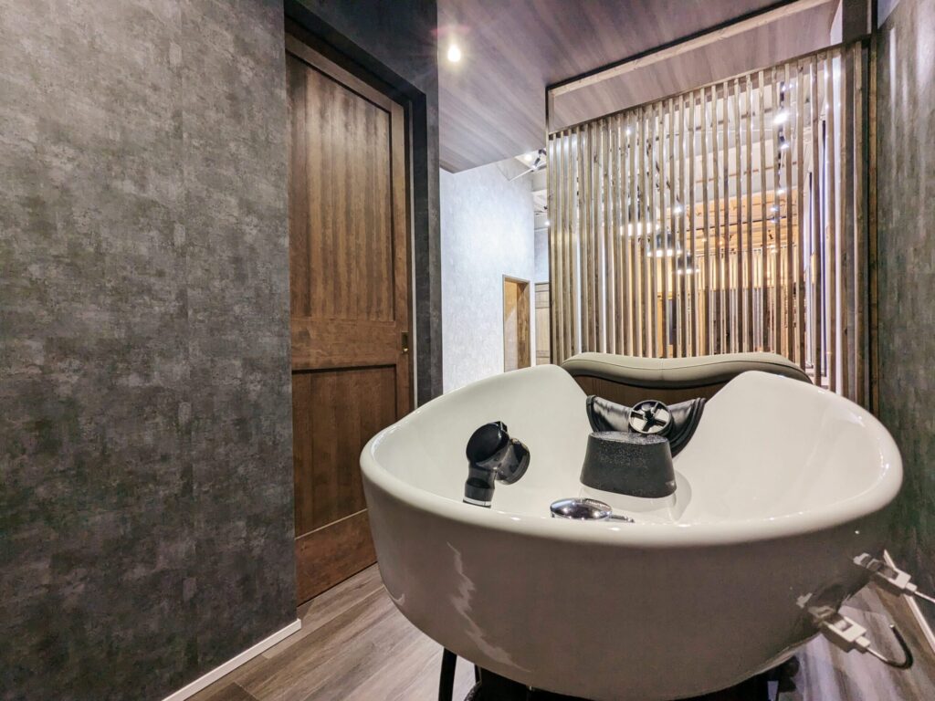 美容室のシャンプースペース｜落ち着いたインダストリアル空間