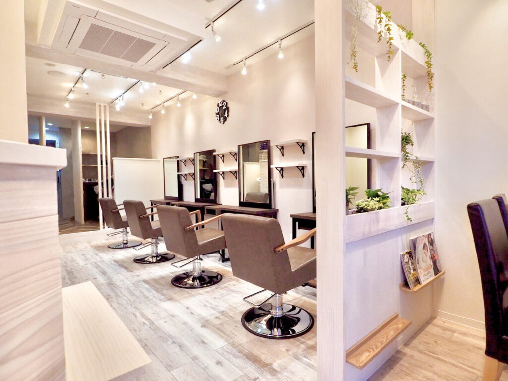 美容室の内装デザイン｜白を基調としたナチュラルな全体空間