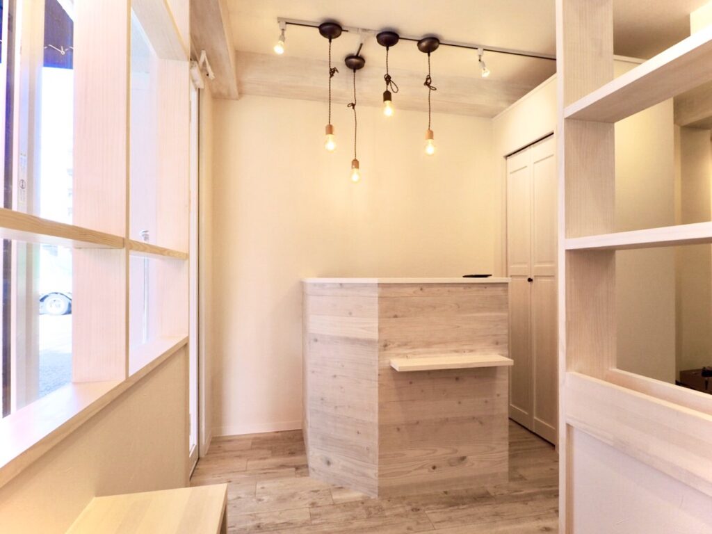 美容室の受付デザイン｜ナチュラルホワイトで統一された清潔感のある受付