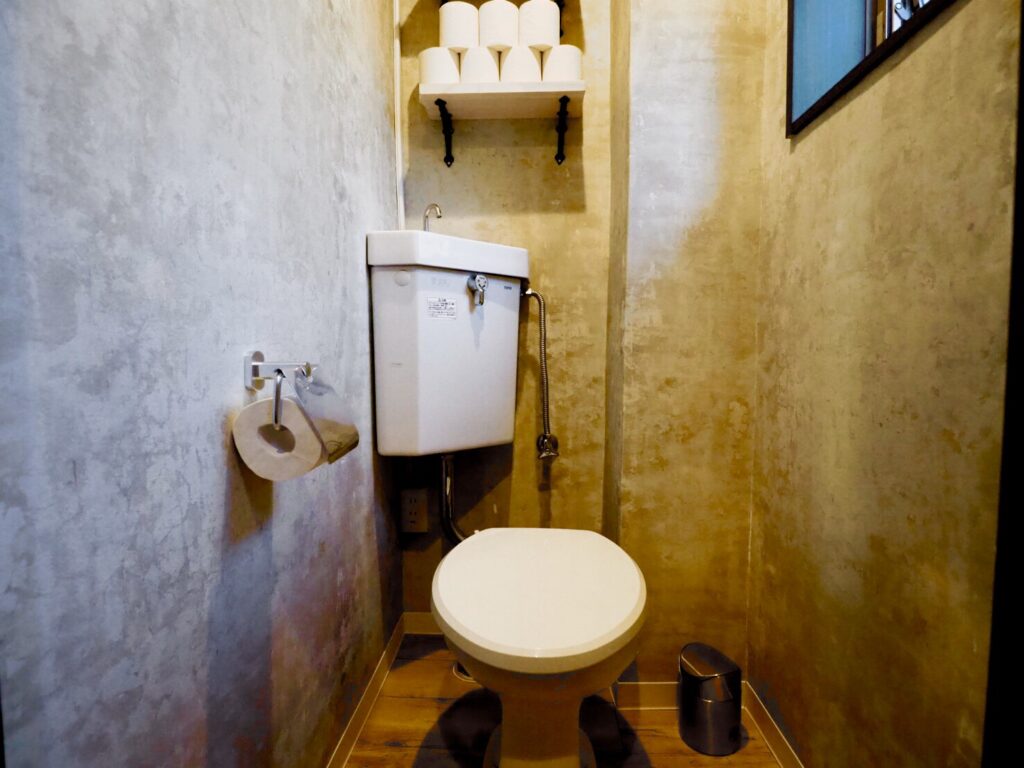 美容室のトイレデザイン｜グレーで統一された落ち着いた空間