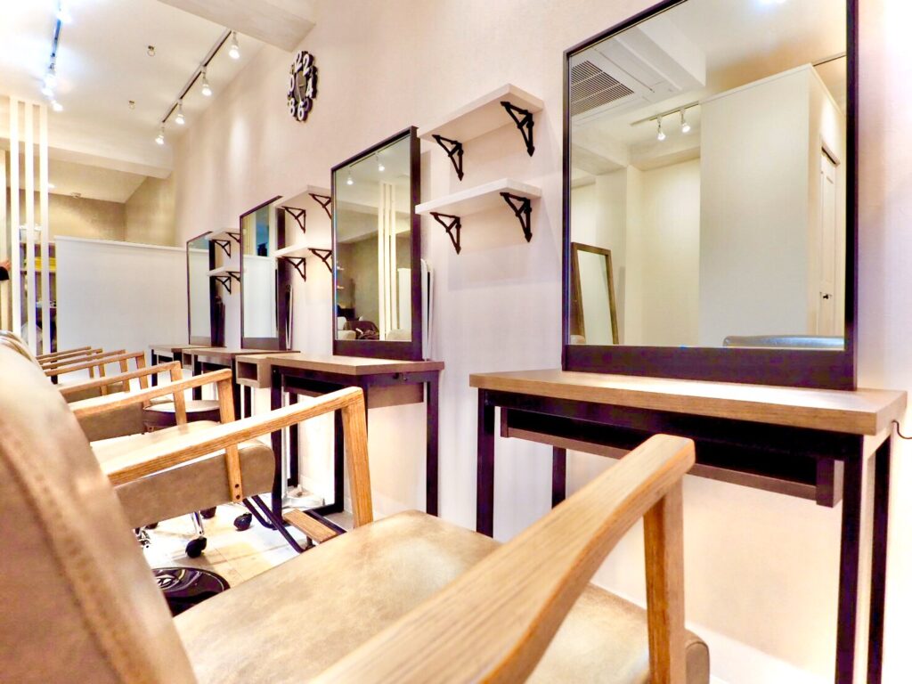 美容室の内装デザイン｜白を基調としたシンプルなセット面