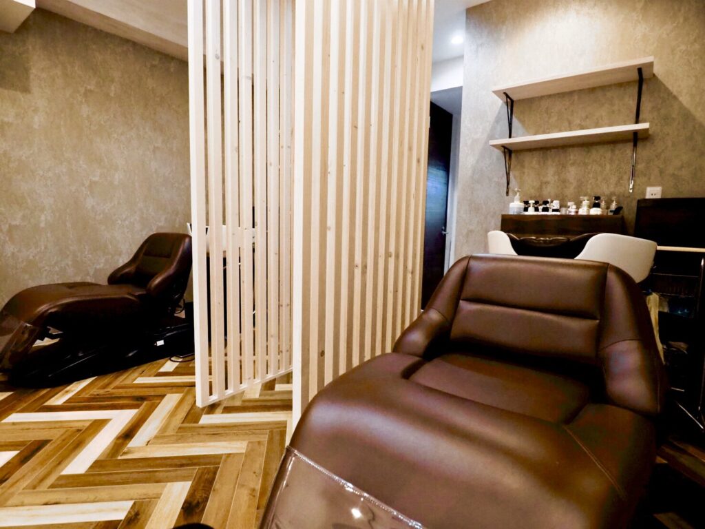 美容室のシャンプースペース｜ヘリンボーン床のディテール