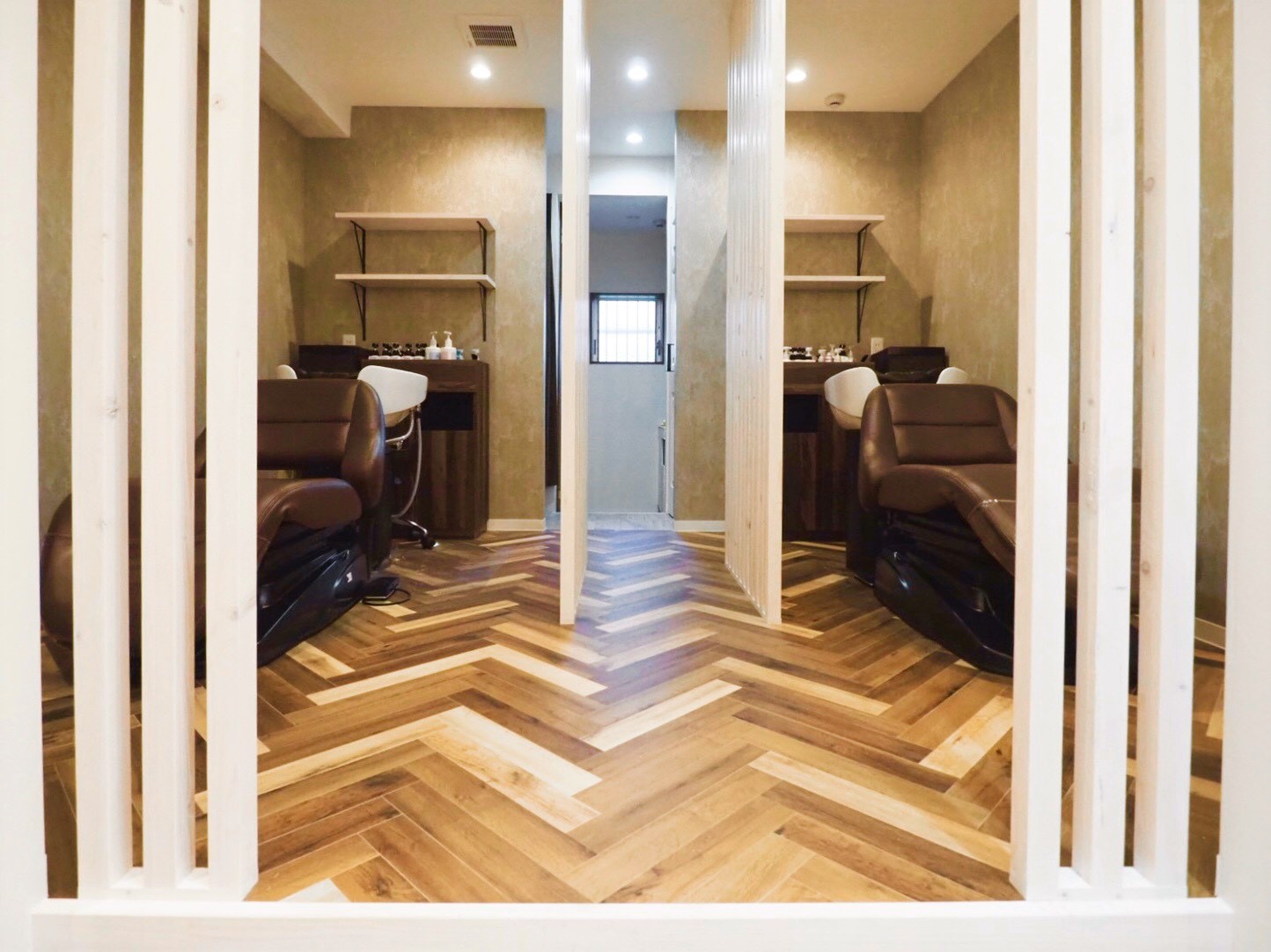 美容室のシャンプースペース｜ヘリンボーン床が特徴の空間