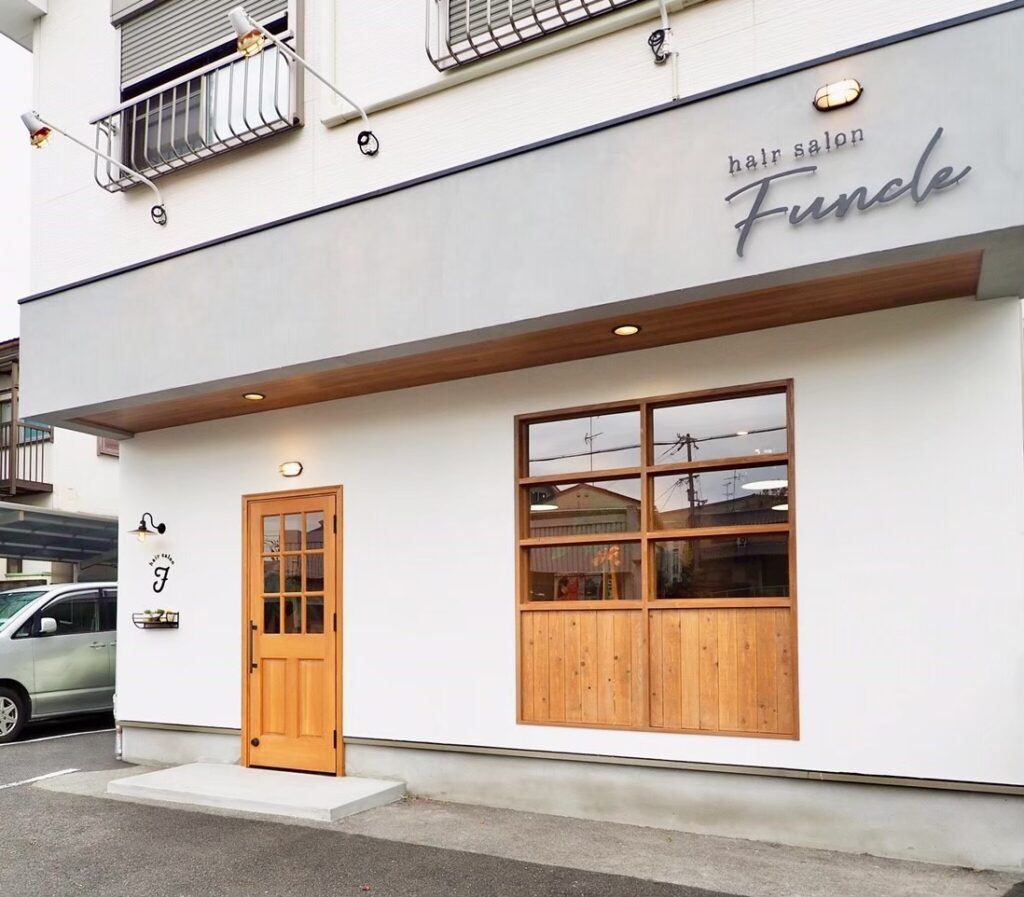 美容室の外観デザイン｜ガラスを使ったモダンなファサード