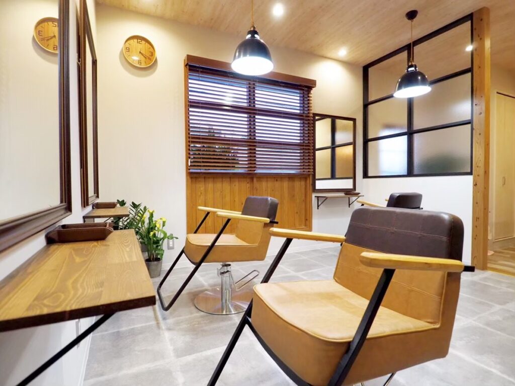 美容室の内装デザイン｜シンプルで洗練されたミラー周り