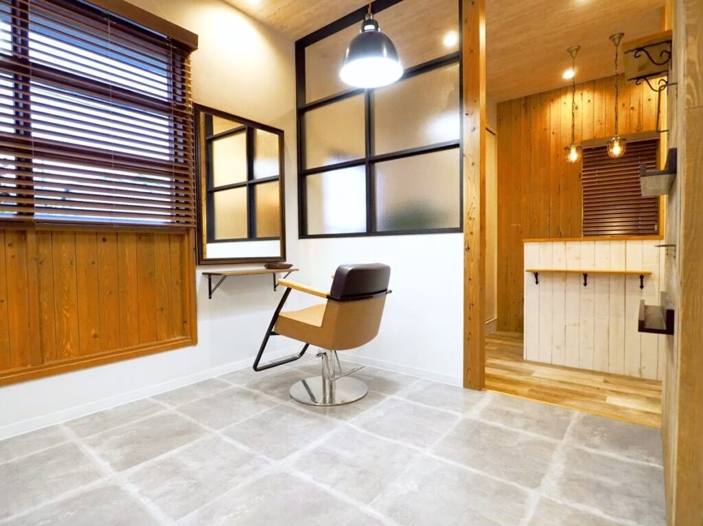 美容室の内装デザイン｜木を使ったナチュラルでミニマルなセット面
