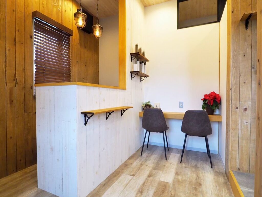 美容室の内装デザイン｜ナチュラルな雰囲気の待合スペース