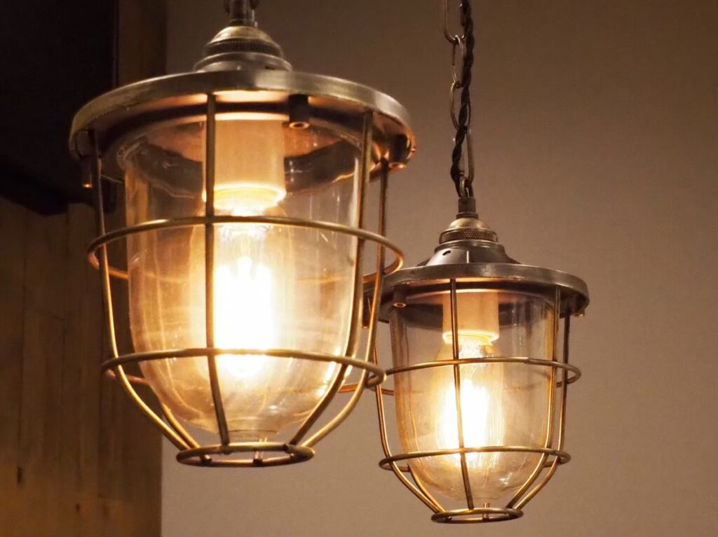 美容室の内装デザイン｜オシャレなペンダントライト