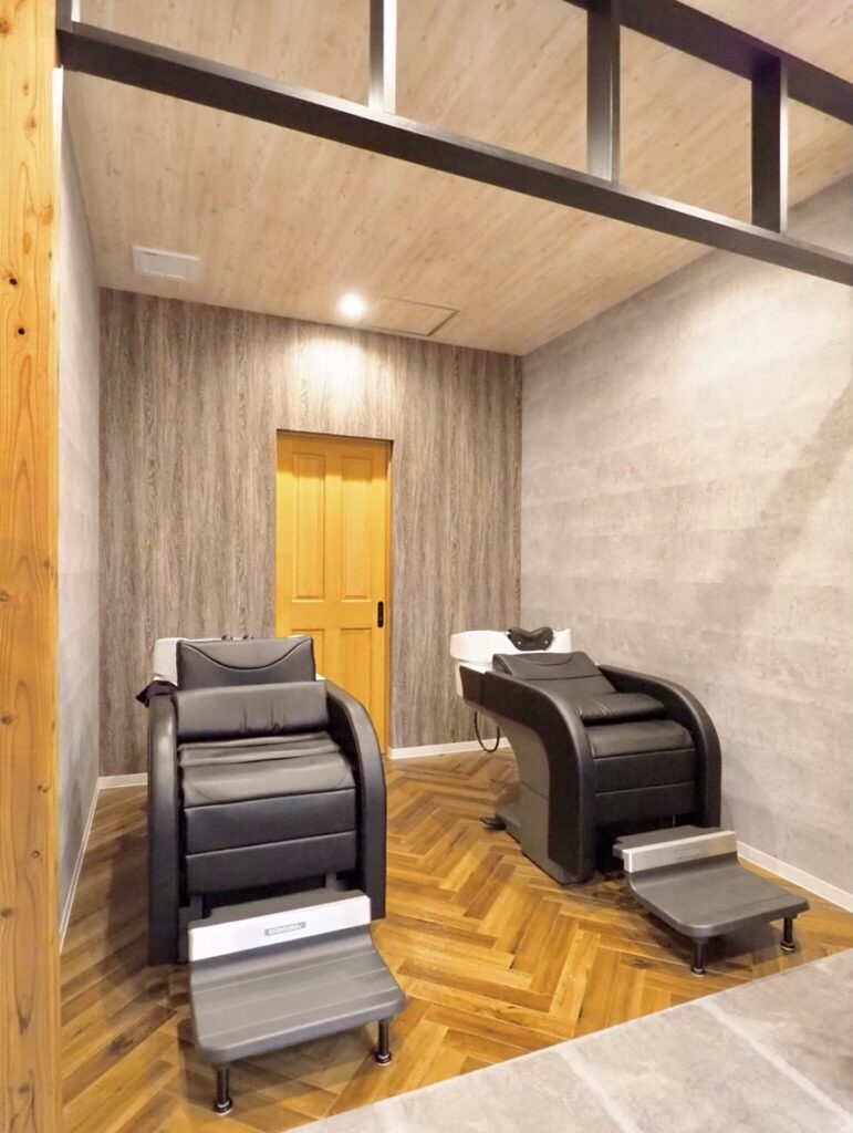 美容室の内装デザイン｜落ち着いたシャンプースペース