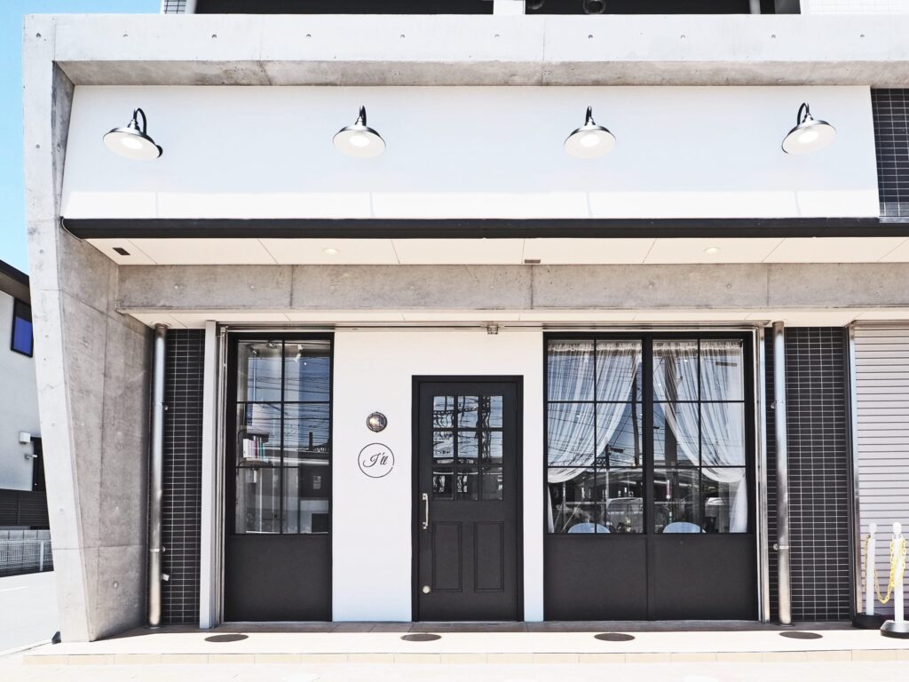 美容室の外観デザイン｜コンクリートと木材を組み合わせたファサード