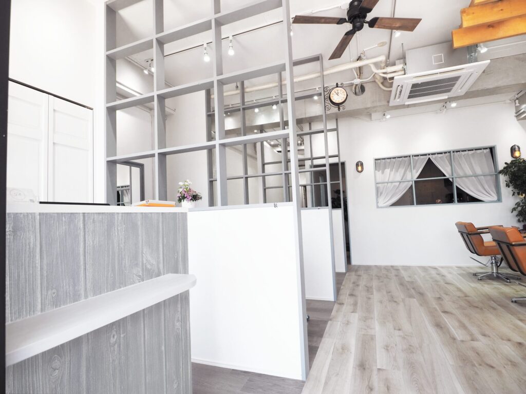 美容室の内装デザイン｜コンクリートと木の質感が調和した空間