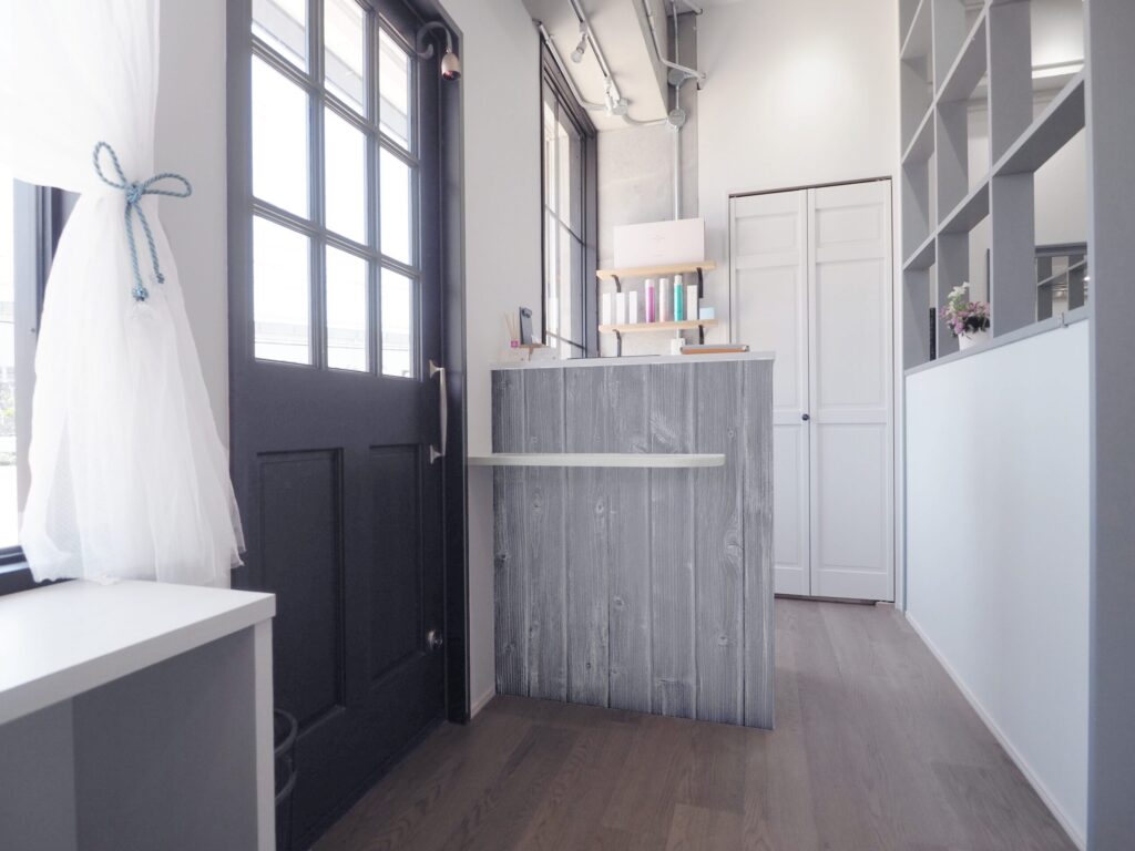 美容室の受付デザイン｜コンクリートとナチュラル素材を組み合わせた受付