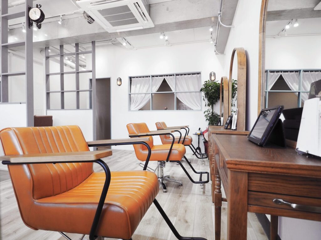 美容室の内装デザイン｜セット面を中心とした空間構成