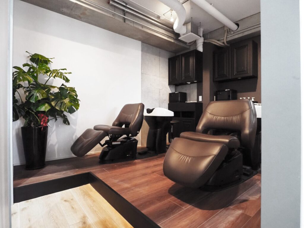 美容室のシャンプースペース｜リラックスできる落ち着いた空間
