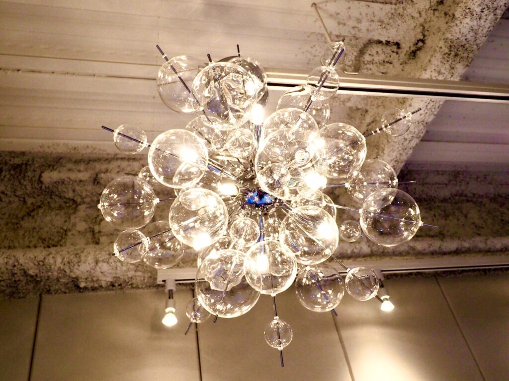 美容室の内装デザイン｜素材感を活かしたペンダントライトのディテール