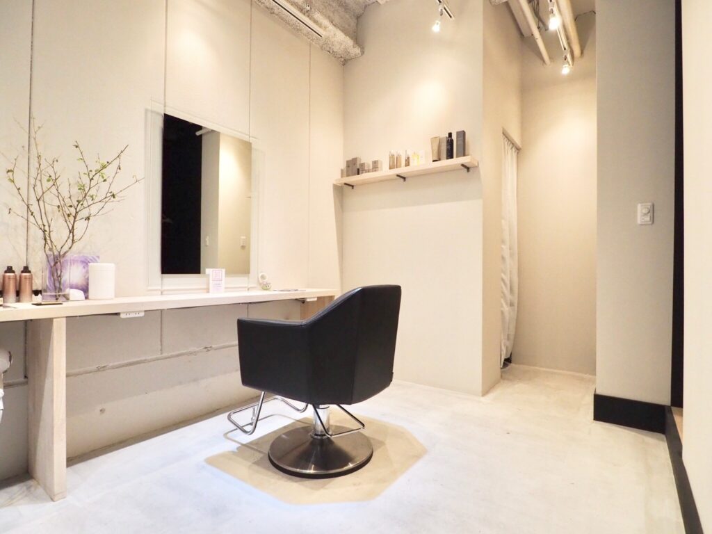 美容室の内装デザイン｜白を基調としたミニマルなセット面