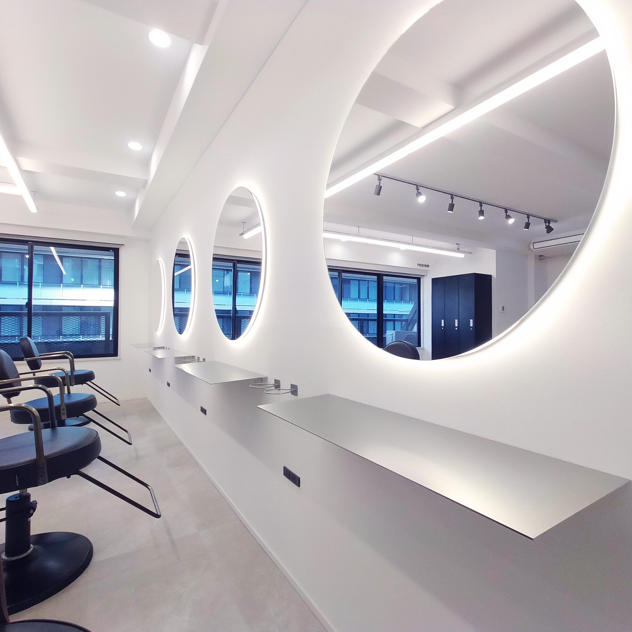 美容室のデザイン要素｜間接照明で浮かび上がるアーチミラー