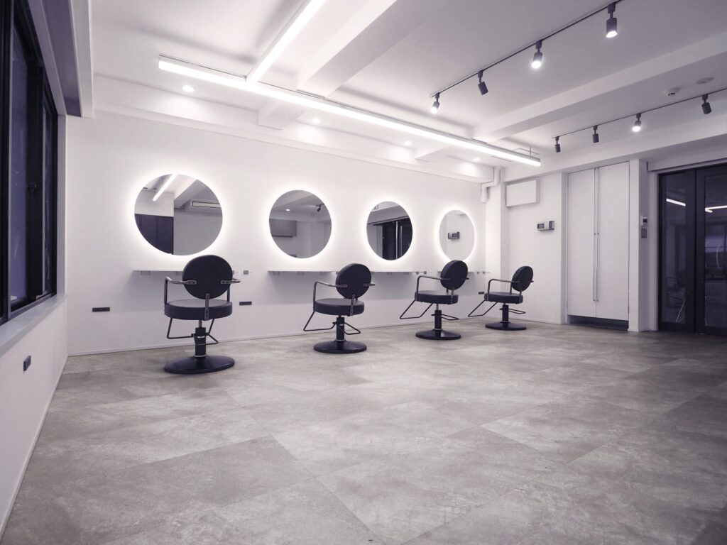 美容室の内装デザイン｜白壁とコンクリート調床のミニマルな空間