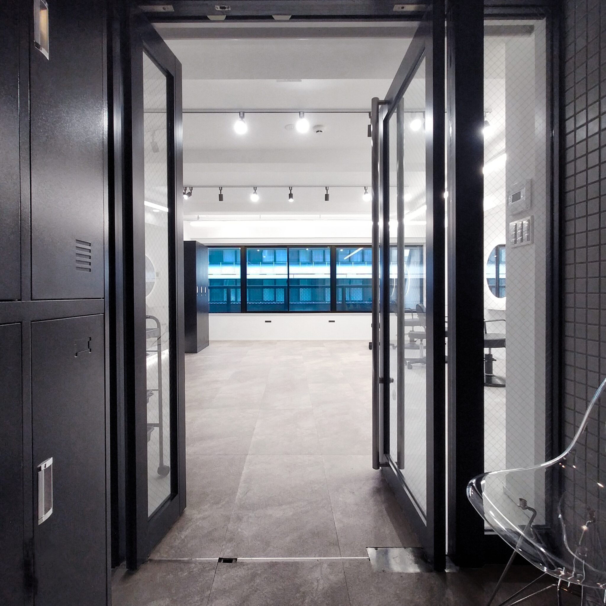 美容室のエントランスデザイン｜シンプルで洗練された空間設計