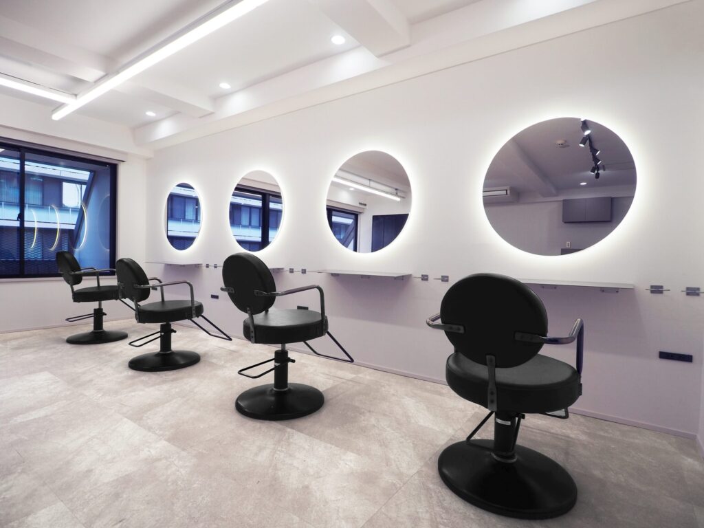 美容室のセット面デザイン｜4席のアーチミラーが並ぶ空間構成
