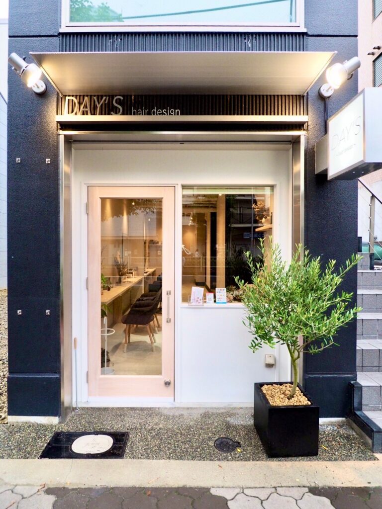美容室の外観デザイン｜シンプルで洗練されたファサード