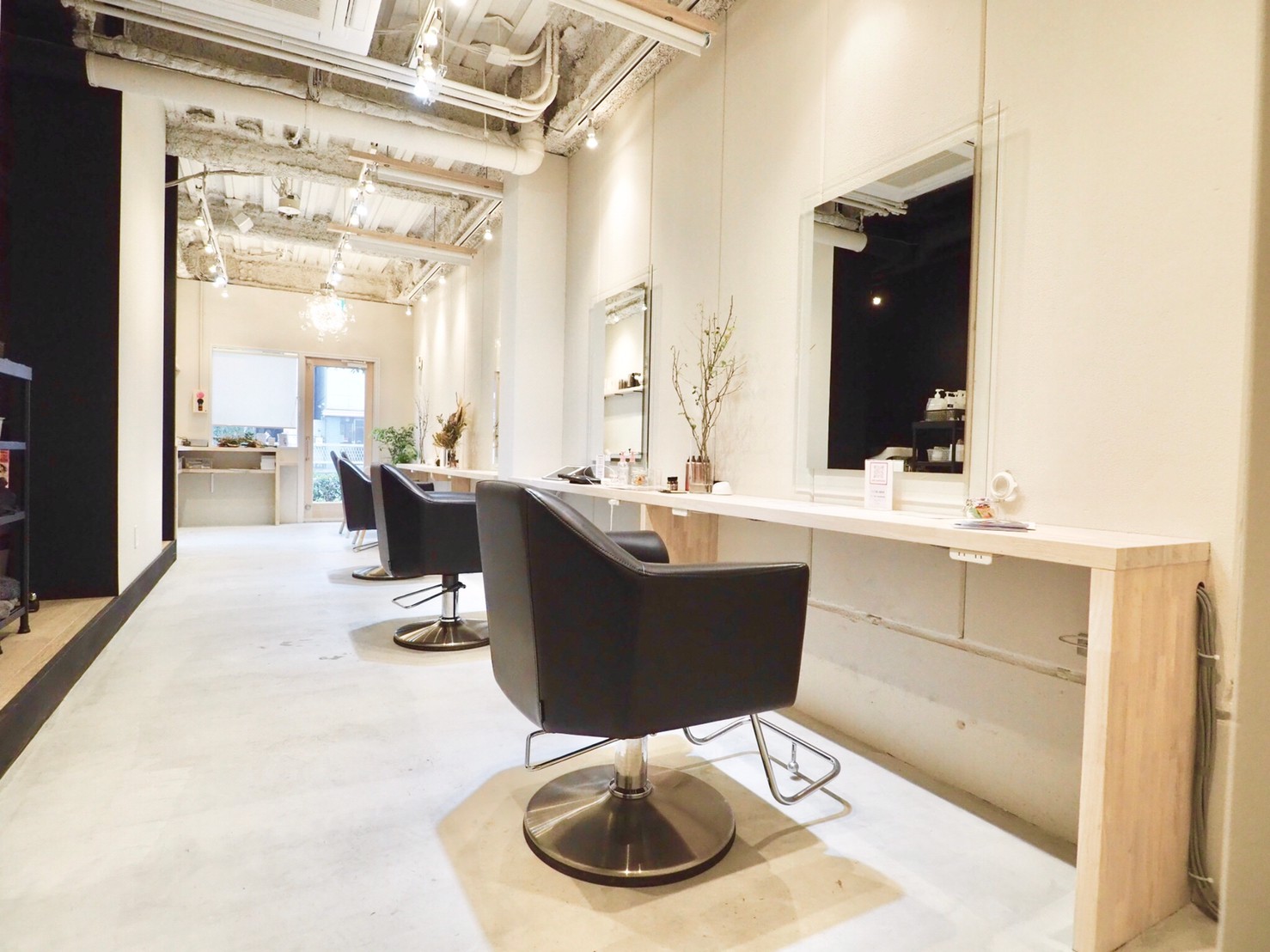 美容室の内装デザイン｜シンプルで洗練されたミラー周りのセット面