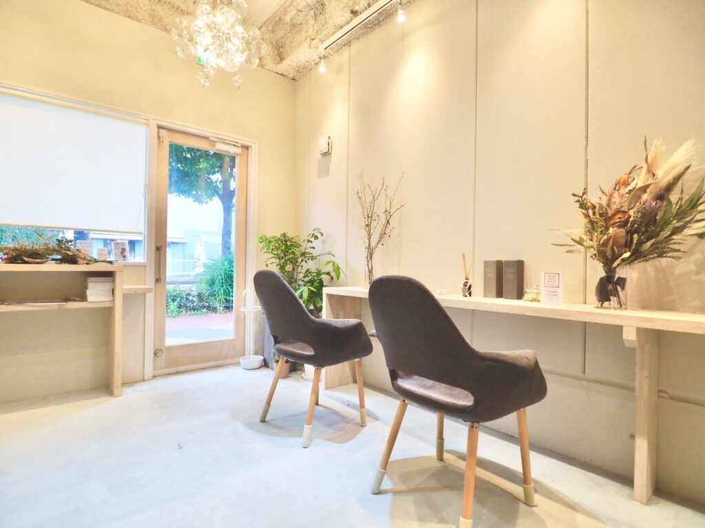 美容室の内装デザイン｜落ち着いた雰囲気の待合スペース