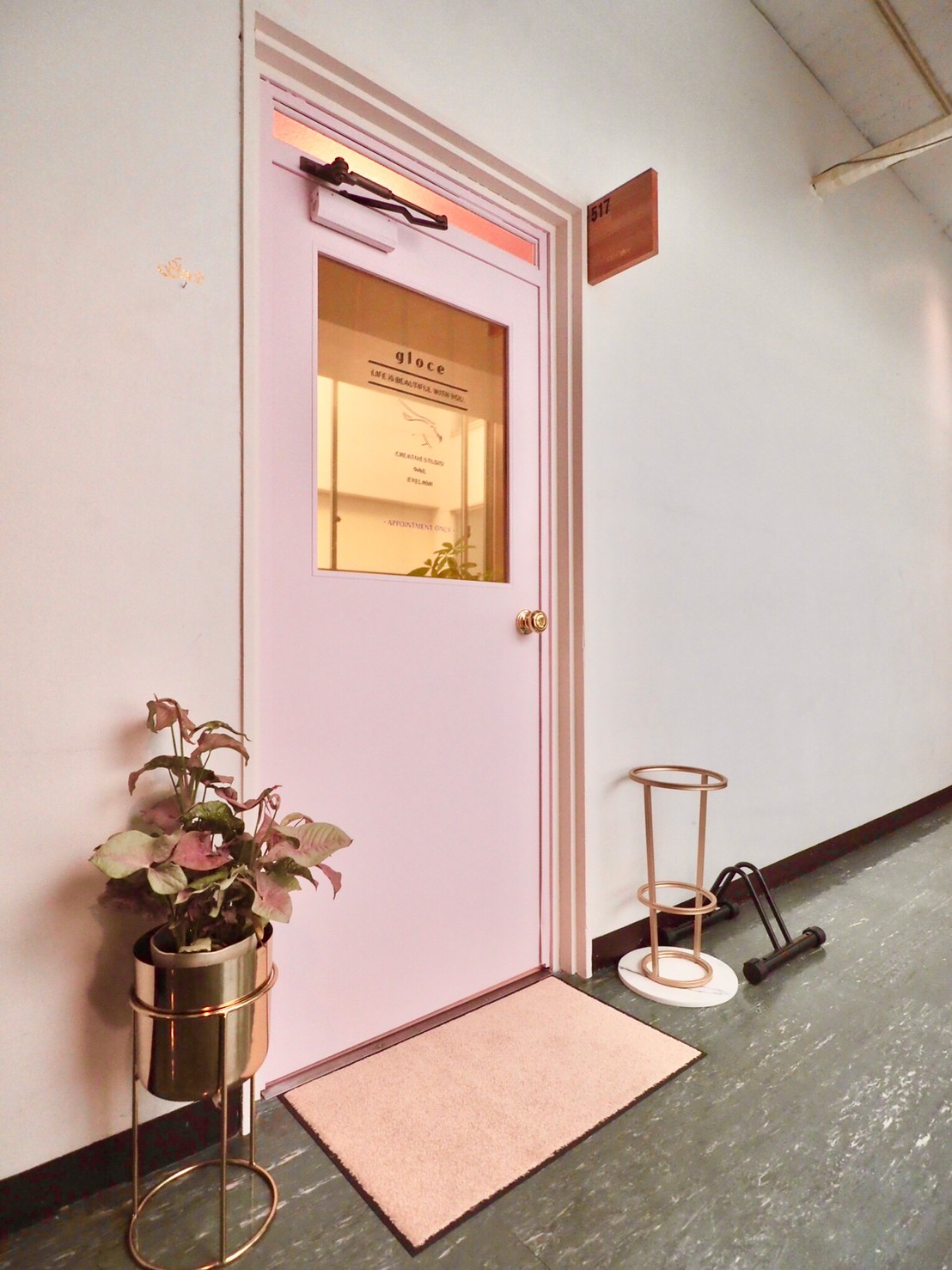 まつエク・ネイルサロンの外観デザイン｜ピンクの世界観を表現したファサード